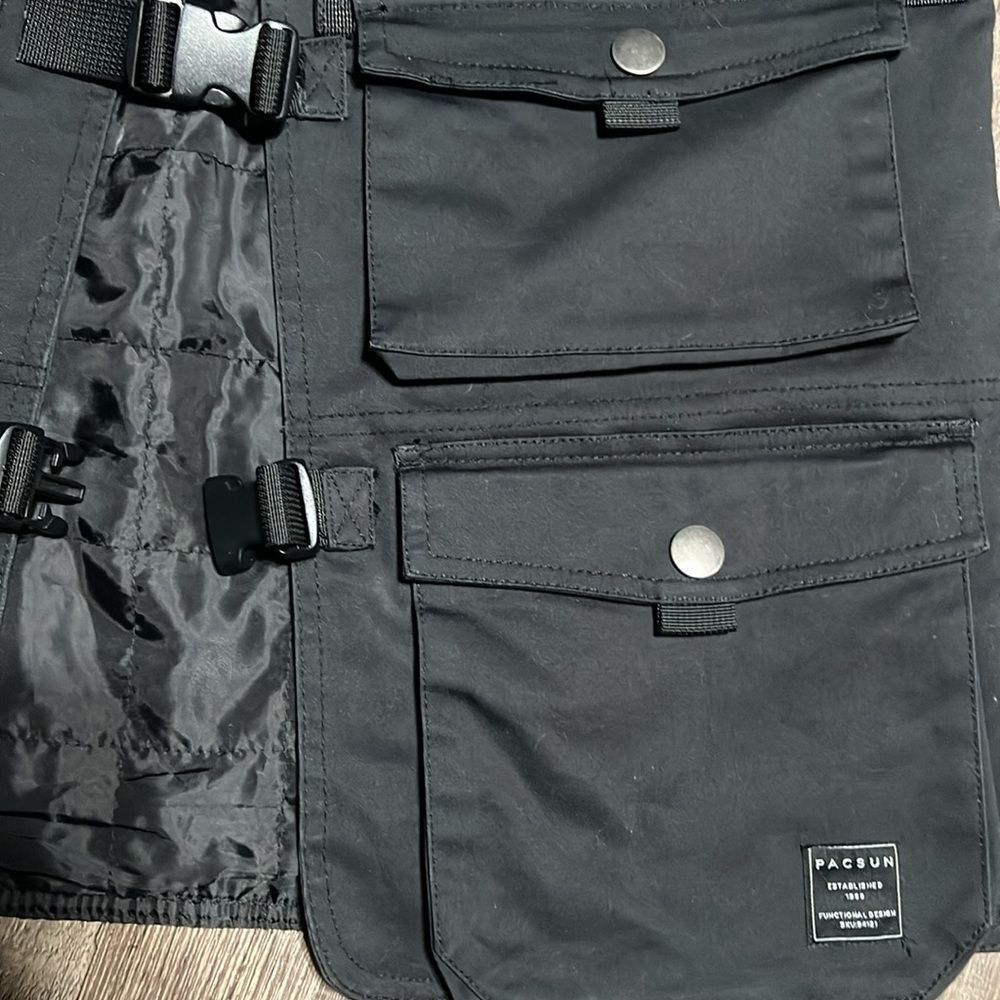 Pacsun Tactical Zippered
Pockets Pouch Utility
Tech Vest Jacket Black
Mens- S - Picture 7 of 14